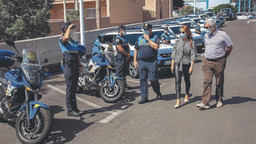 José Miguel Rodríguez Fraga y Mercedes Vargas, alcalde y concejala de Seguridad, en la entrega de los vehículos.