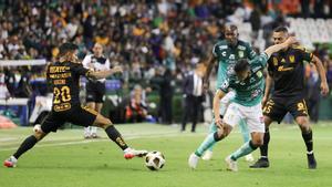 Mena, disputando un balón en el partido ante Tigres