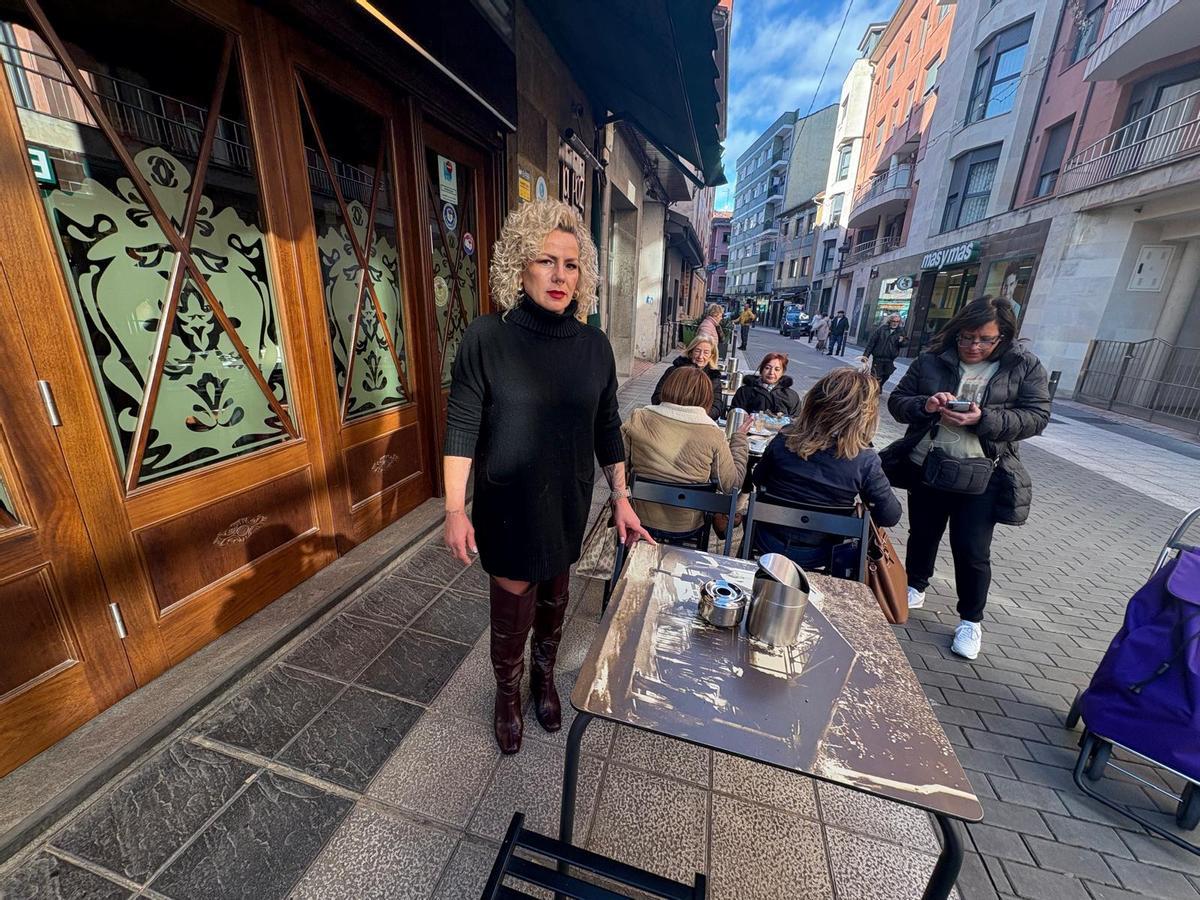 Arancha Silva en la terraza del bar en el que trabaja en La Felguera.