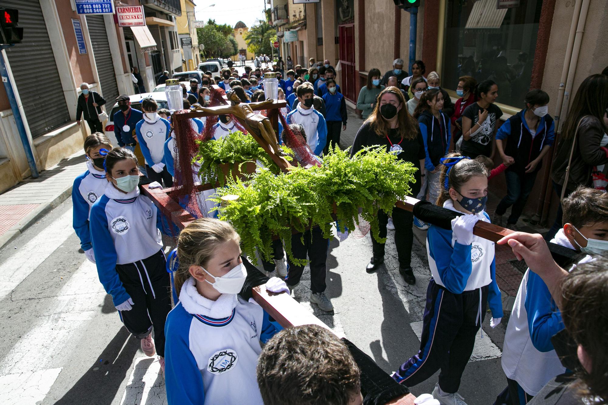 Alumnos de 3 a 16 años del colegio Jesús-María de Villafranqueza sacan seis tronos en procesión