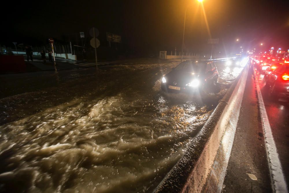 Los accesos al Hospital de San Juan están llenos de agua.