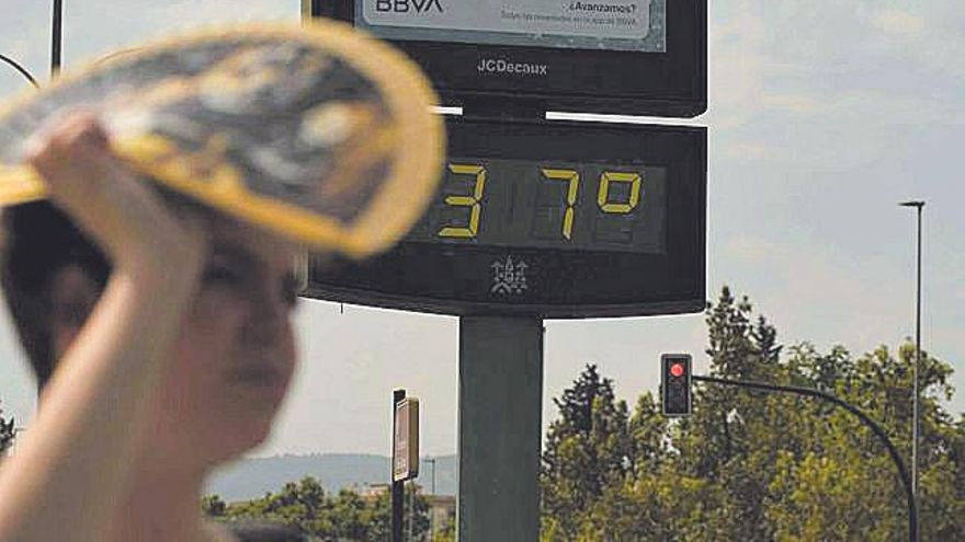 Una mujer se cubre contra el calor, en Córdoba.