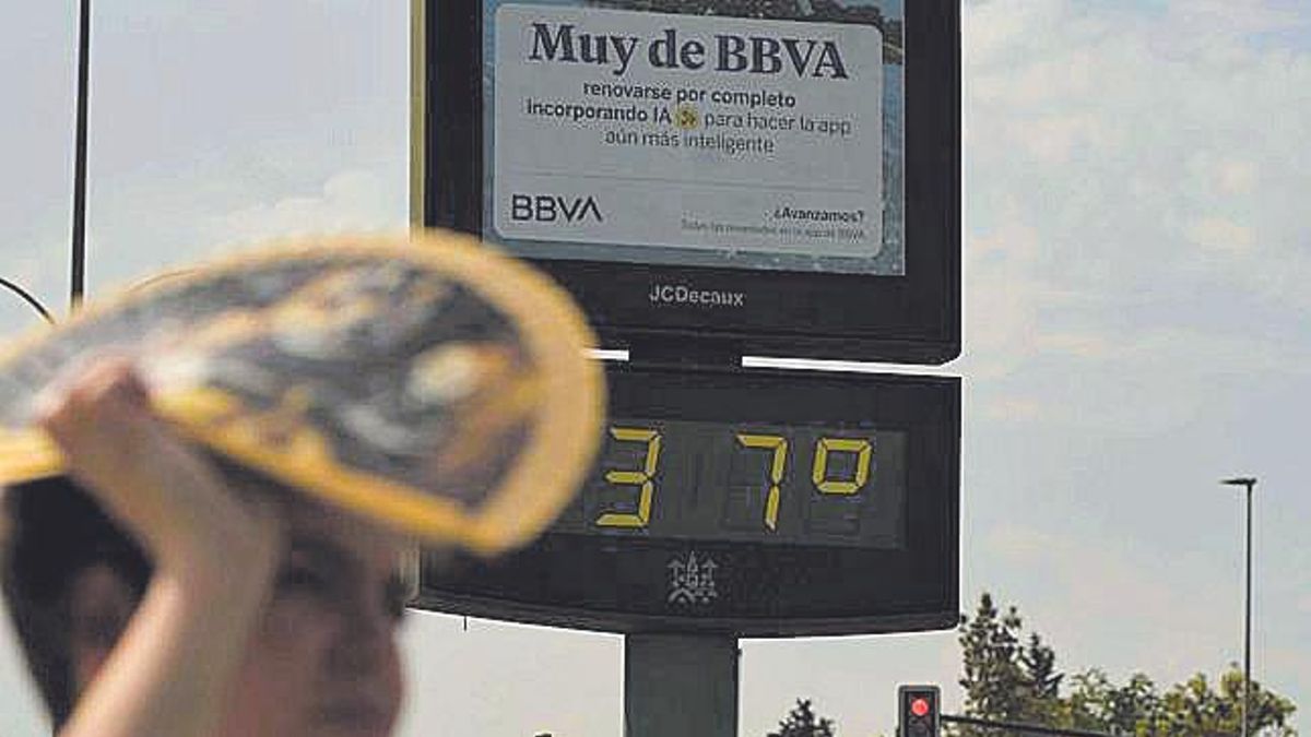 Una mujer se cubre contra el calor, en Córdoba.