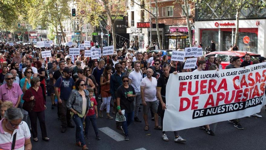 Una protesta contra la proliferación de casas de apuestas, en Madrid.
