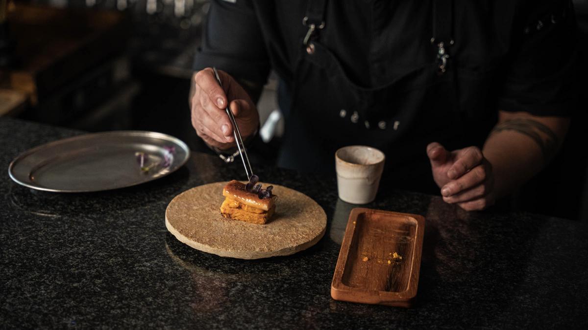 Sergio Tofe, emplatando uno de los pases del menú.
