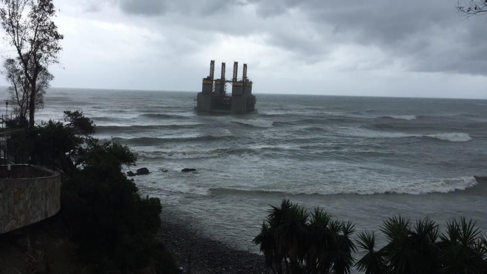 Una plataforma, a la deriva en la costa de Benalmádena