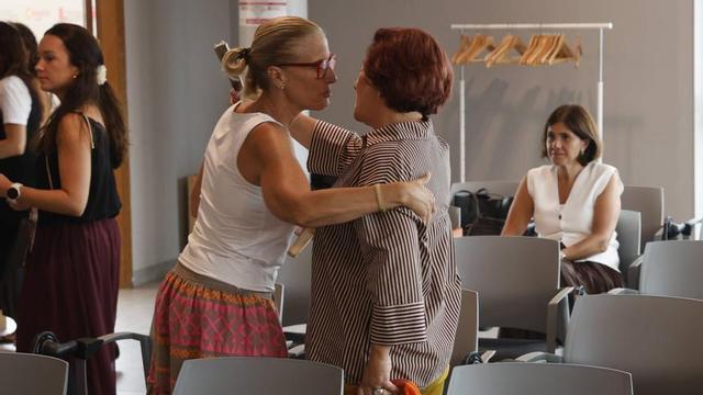 Lara Martínez, izquierda, y Carmen Moreno, saludándose ayer en la Feria Internacional de Muestras. | ÁNGEL GONZÁLEZ
