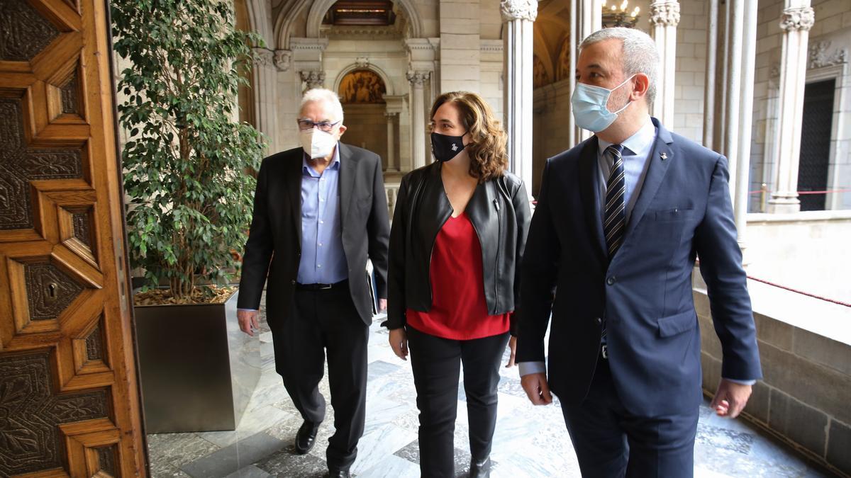 Ernest Maragall, Ada Colau y Ernest Maragall, en una comparecencia conjunta en el Ayuntamiento de Barcelona.