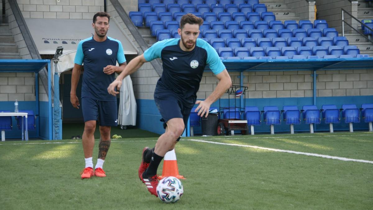 Antonio, jugador del Ciudad de Lucena, conduce el esférico durante un entrenamiento