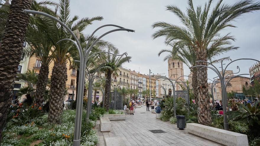 La plaza de la Reina continúa sin toldos pese a la ola de calor en València