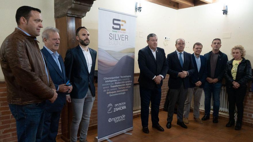 Manuel Campo Vidal (segundo izquierda) con autoridades y ponentes del taller posan en el centro social de Montamarta. | José Luis Fernández