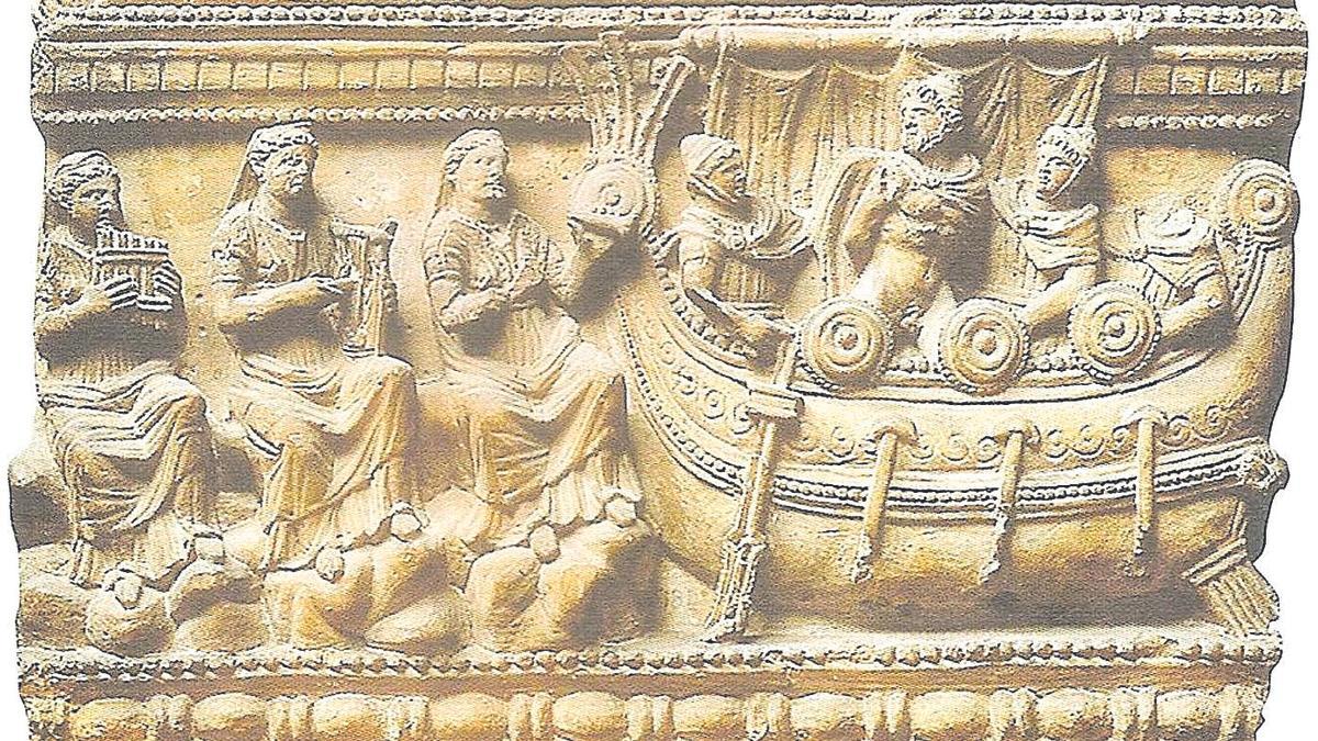 La urna Ulises y las Sirenas, del Museo de Volterra, y una de las ánforas que se verán en la muestra.