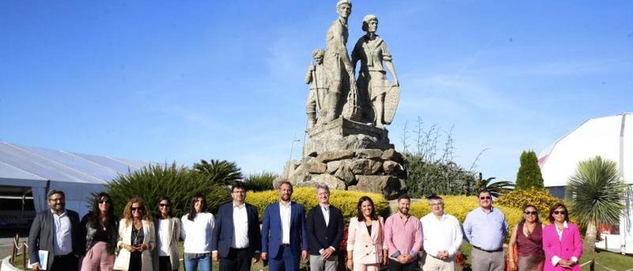 Fernando Valdés, en el centro, en la plaza de O Corgo junto a los alcaldes y demás autoridades. |  CEDIDA