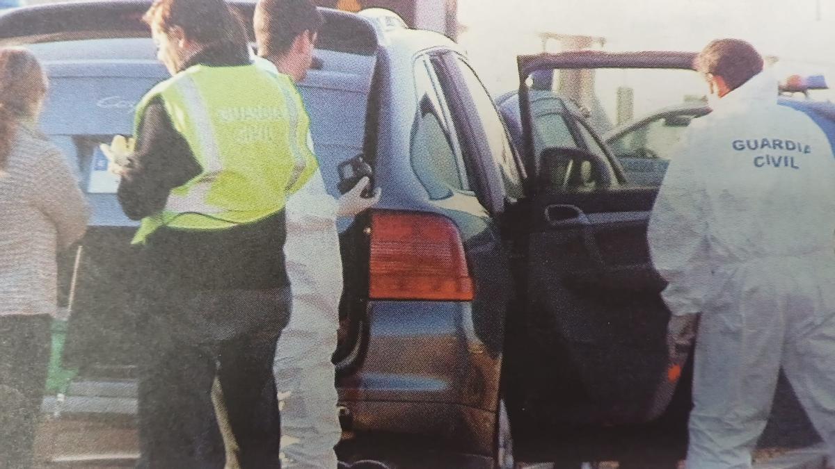 Guardias civiles inspeccionan el Porsche Cayenne de William Robinson