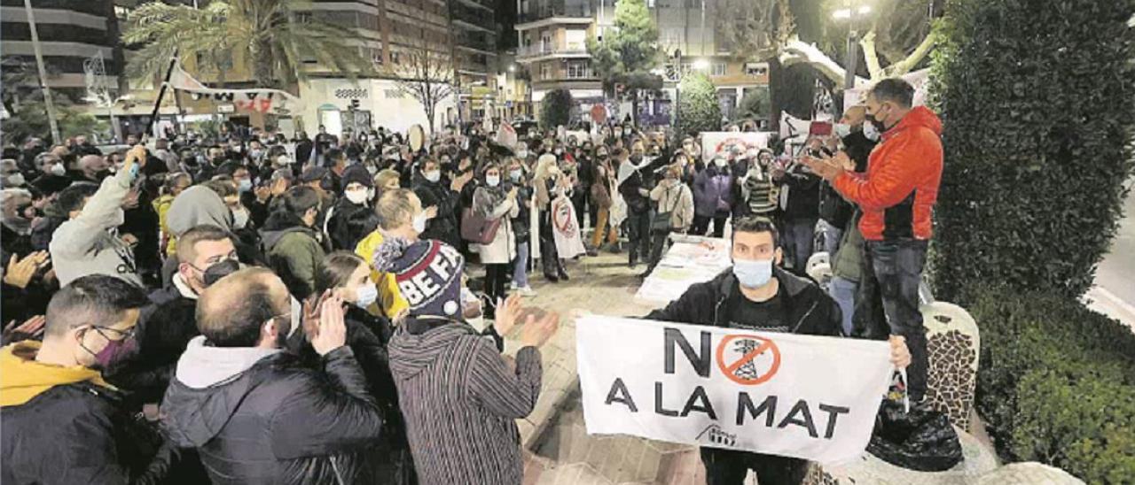 Cientos de personas participaron en la caravana de coches contra la MAT que se realizó el pasado mes de enero.