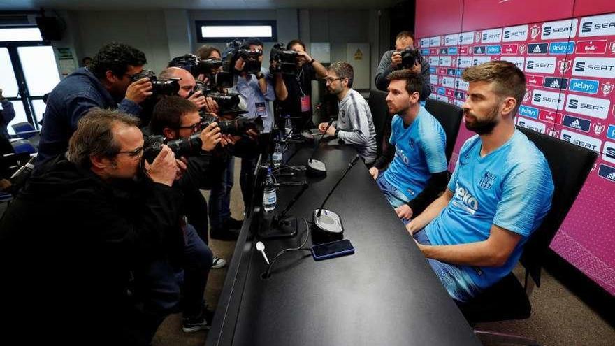 Messi y Piqué, durante la rueda de prensa de ayer. // Efe