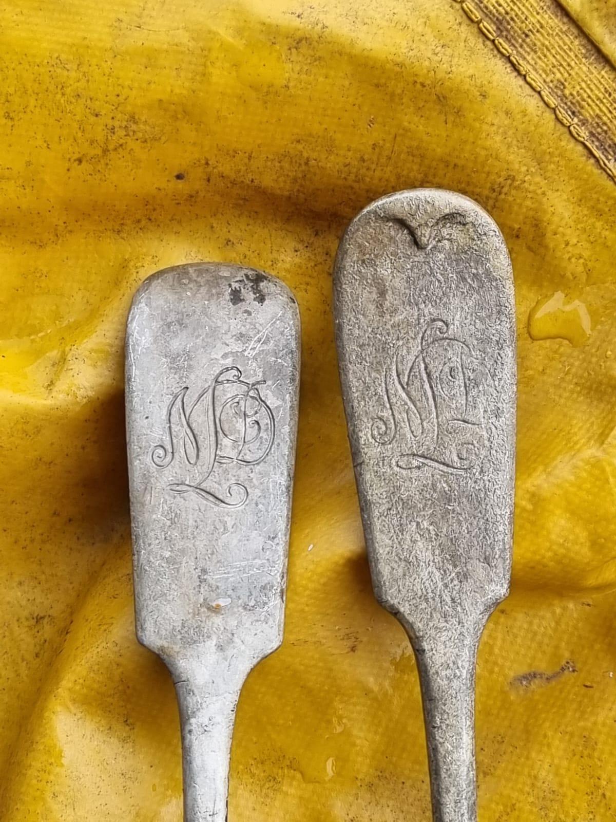 Inscripciones de iniciales que figuran en los cubiertos localizados por la flota de la vieira en el fondo de Rande.