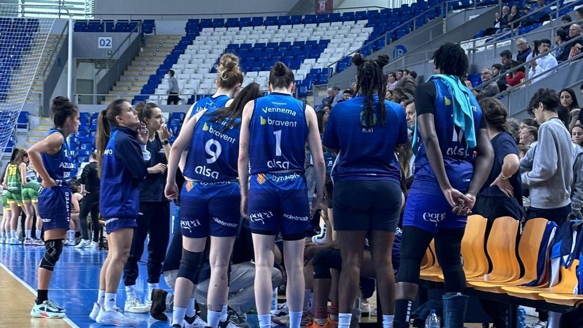 Las jugadoras del Azul Marino atienden al ténico Carles Martínez