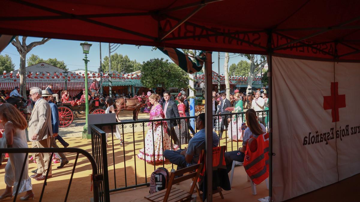 Personal de la Cruz Roja en la feria de Abril.