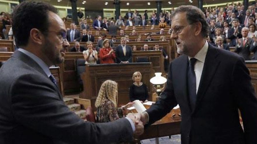 Hernando y Rajoy se saludan durante la investidura.