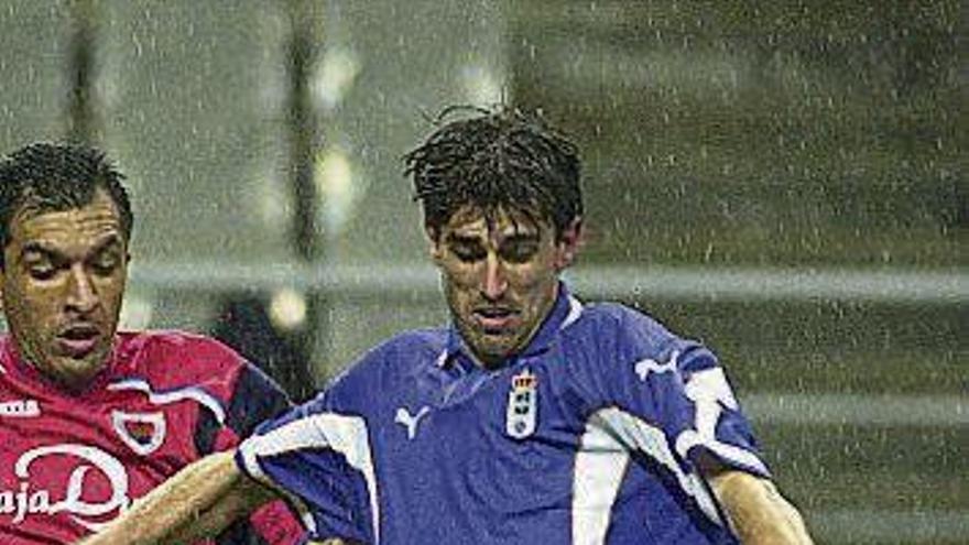 Paunovic, con la camiseta del Oviedo.