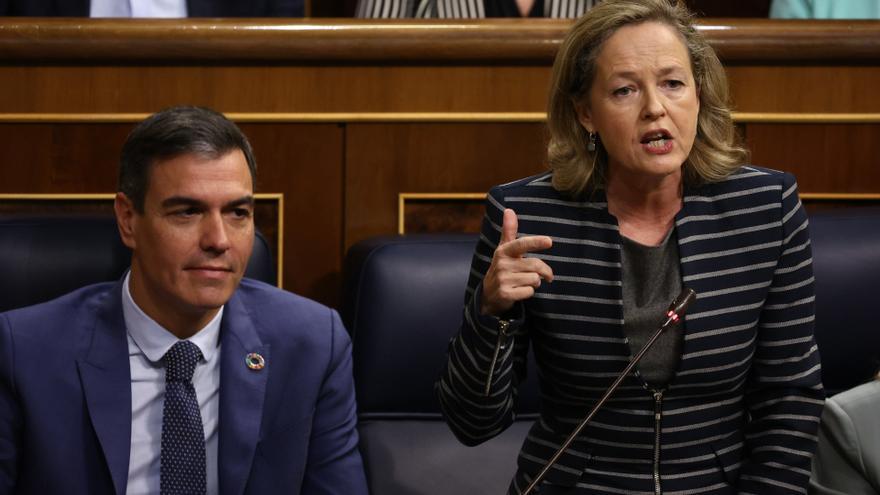 Calviño pide al PP que &quot;cumpla la Constitución&quot; y deje de repartir &quot;carnets de buen español&quot;