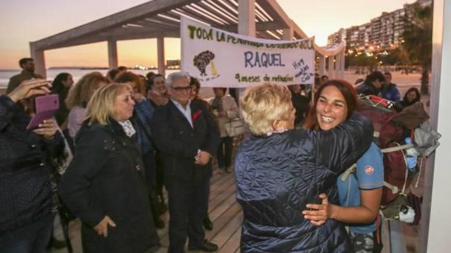 Raquel, a su llegada a Alicante el miércoles. Fue recibida por amigos y familiares en la playa del Postiguet con música y una gran pancarta.
