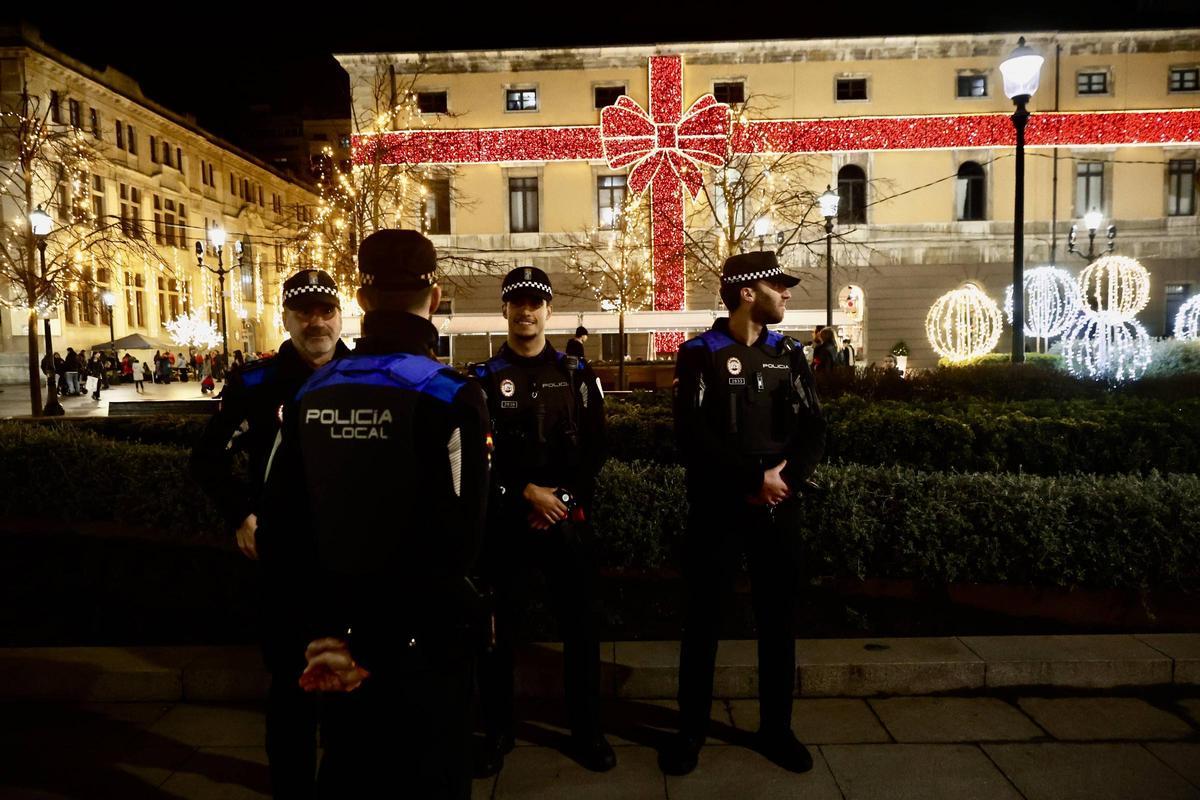 Vigilancia en la plaza del Instituto.