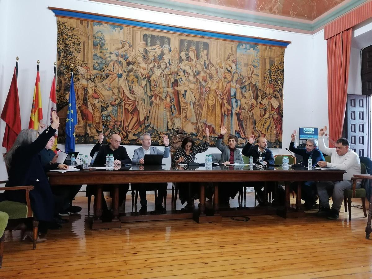 Concejales del Ayuntamiento votan uno de los puntos del orden del día del pleno.