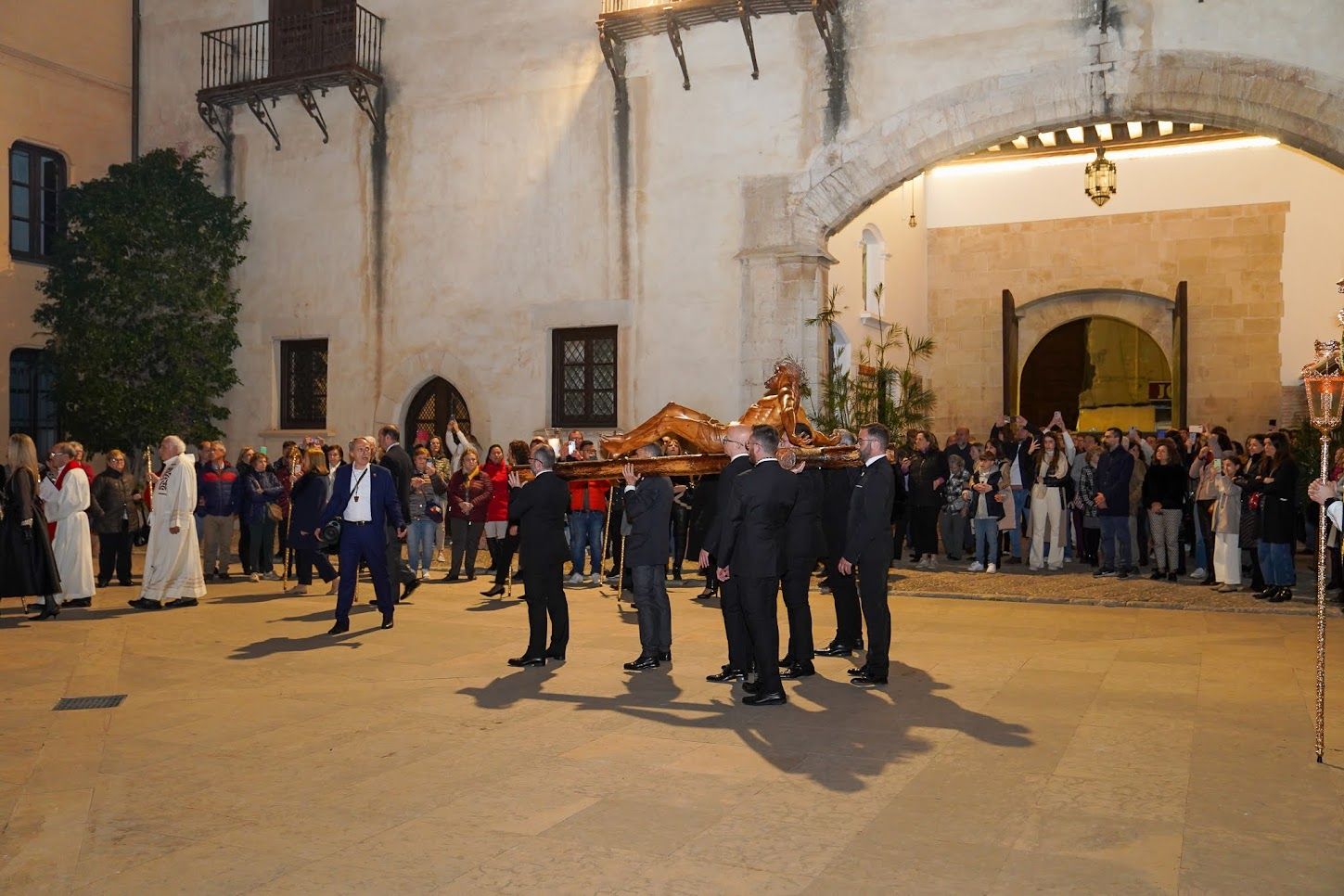 Las imágenes del traslado del Cristo Yacente de Gandia