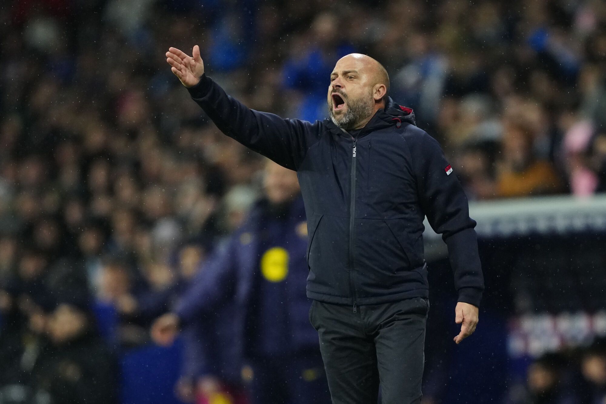 CORNELLÁ-EL PRAT (BARCELONA), 03/01/2026.- El entrenador del Espanyol José Manuel González durante el partido de la jornada 18 de LaLiga entre el RCD Espanyol y el FC Barcelona, este sábado en el RCDE Stadium. EFE/Alejandro García