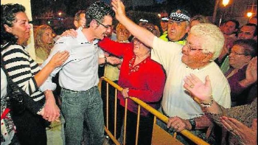 Vecinos de de Torre Pacheco saludan a García Madrid a su llegada a la plaza del Ayuntamiento.