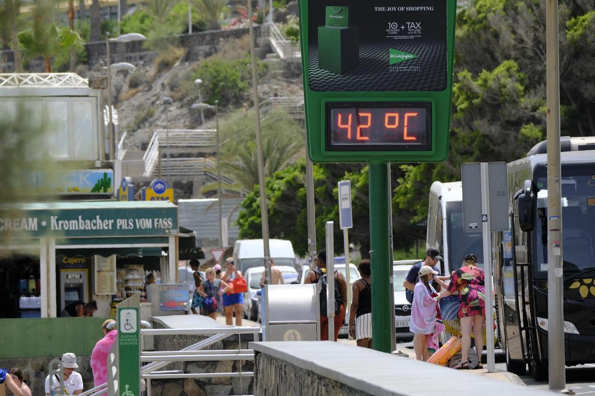 Turistas en Playa del Inglés.