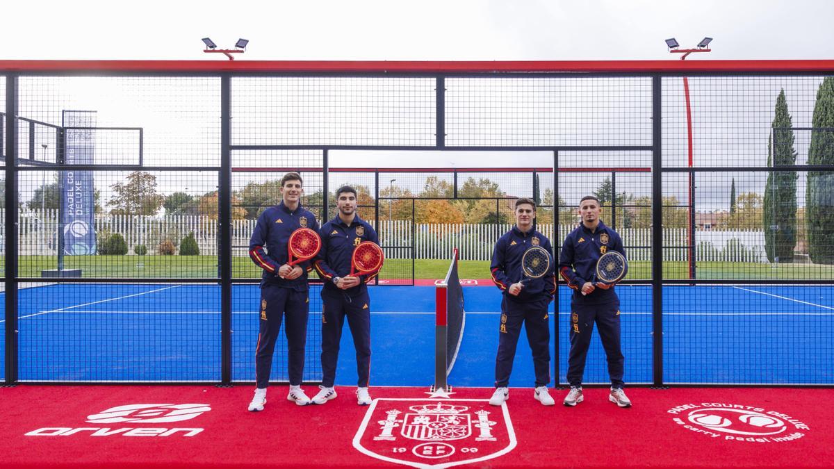 Los jugadores de 'La Roja' ya puede practicar el pádel gracias a las palas de la Selección diseñadas por una empresa valenciana.