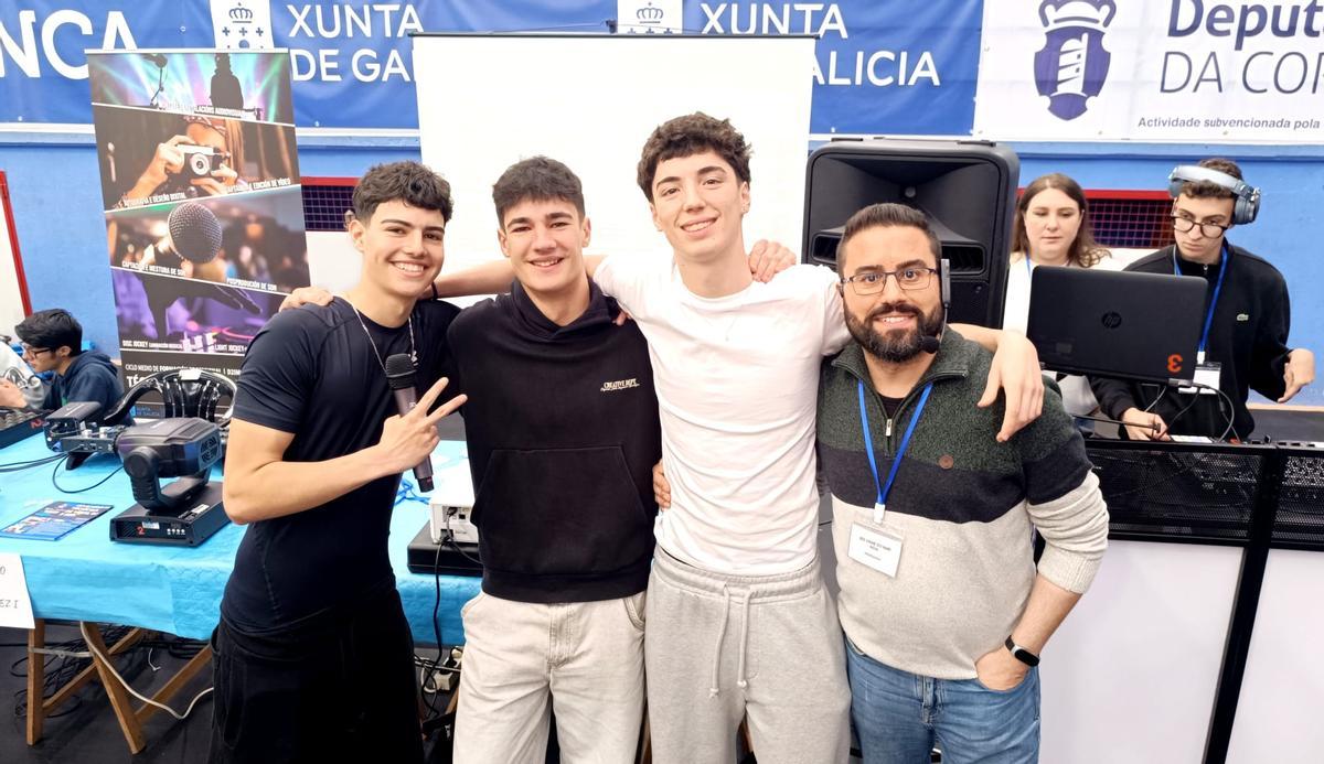 Alumnos del IES do Milladoiro con el coordinador del ciclo de Técnico de Imagen, DJ y Sonido del IES Virxe do Mar de Noia.