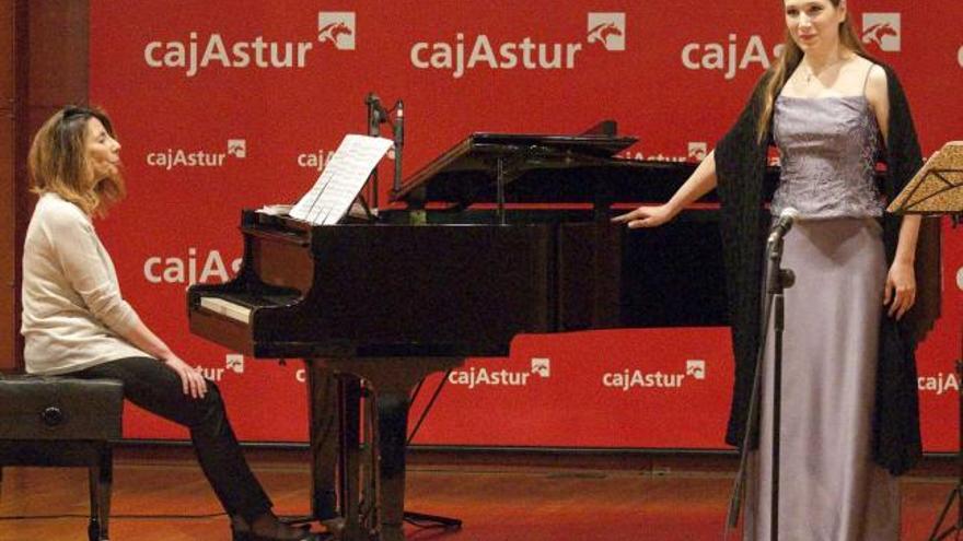 La soprano Diana Mian, con la pianista Yolanda Vidal, durante el recital.