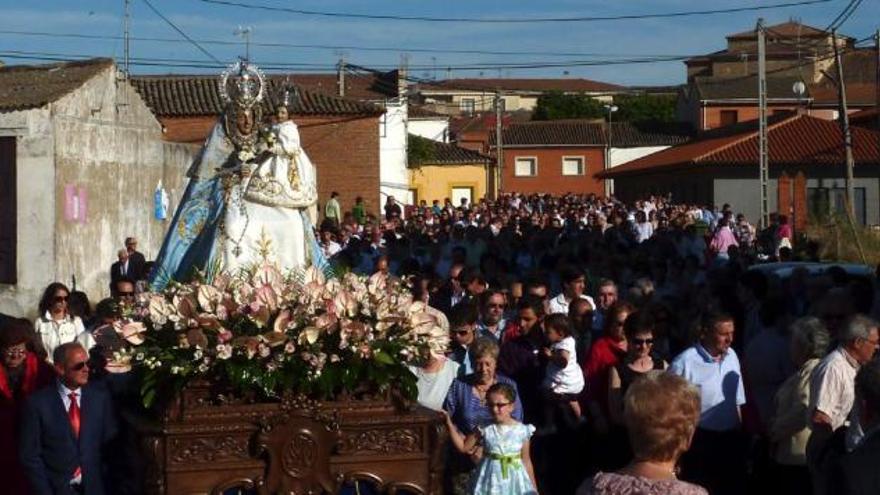 La patrona ante la ermita de la Virgen de la Antigua.