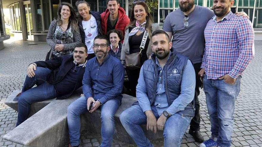 Francisco Vilariño y la mayor parte de los profesionales participantes valoraron ayer en el consistorio la tercera edición de la iniciativa municipal. // Bernabé/Javier Lalín
