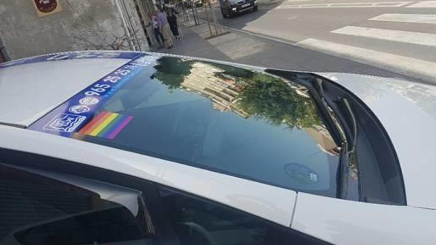 Los taxis, al igual que el tranvía, se suman al Orgullo y lucen pequeñas banderas LGTBI.