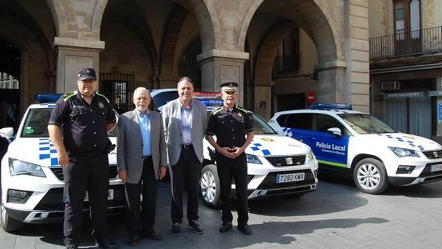 El sergent Muñoz, el regidor Sala, l&#039;alcalde Junyent i el cap policial Mora, davant dels nous vehicles