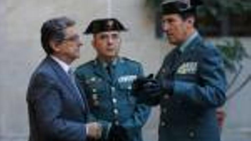 Enric Millo, ahir en la seva primera visita institucional a la comandància de la Guàrdia Civil a Barcelona.