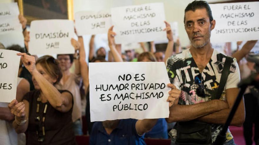 Carteles contra González en el salón de plenos del ayuntamiento lagunero.