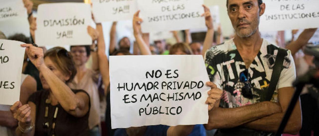 Carteles contra González en el salón de plenos del ayuntamiento lagunero.