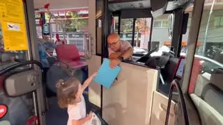 VÍDEO | Un conductor de un bus de Barcelona sorprende a los escolares con 'deberes' en el último día de curso