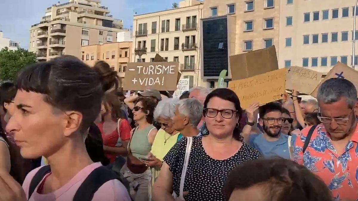 Tausende Menschen demonstrierten Ende Mai auf Mallorca gegen Massentourismus und Wohnungsnot.