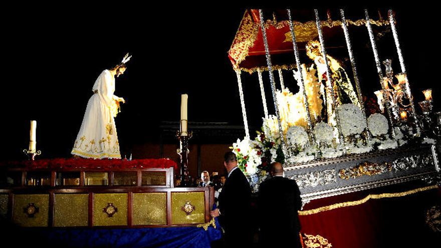 Reverencia de María Santísima de los Dolores a Jesús Cautivo ante Caifás.