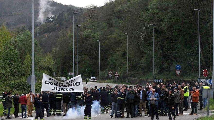 Los trabajadores de Thyssenkrupp en Baíña, durante el corte de carretera de hace unos días.