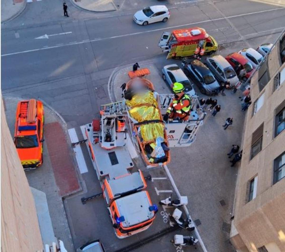 Un momento del traslado del herido en el Port de Sagunt.