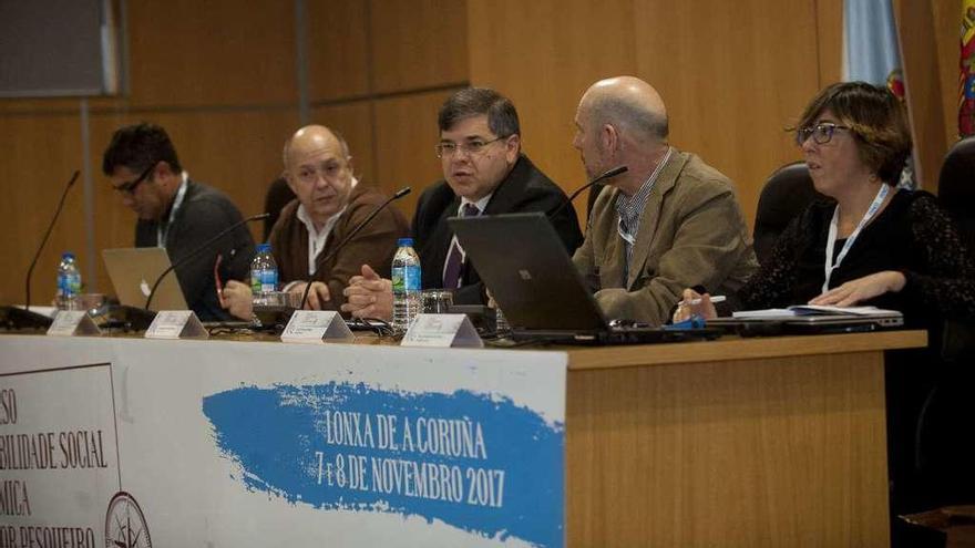 Los cuatro ponentes y el moderador de la mesa redonda sobre la participación del sector, ayer.