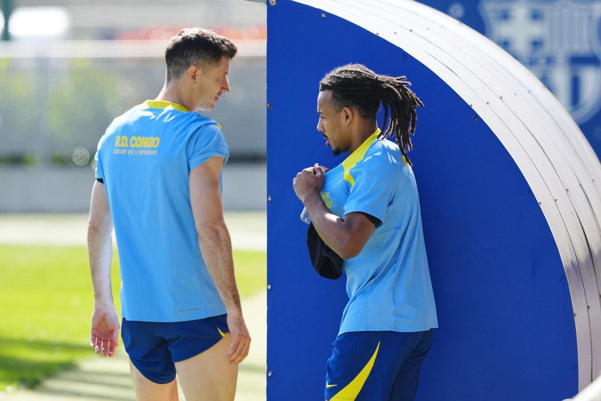 Robert Lewandowski y Jules Kounde antes del entrenamiento.
